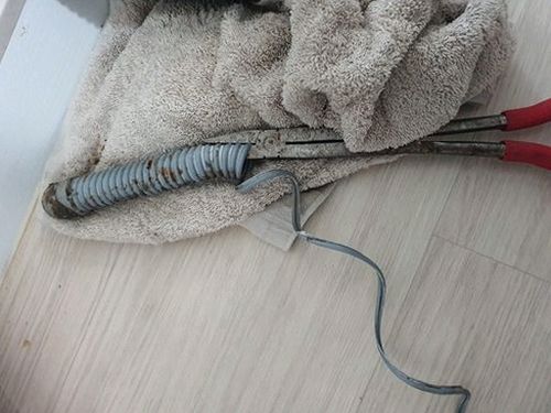 오정구 하수구막힘 배수구 정리 후 물을 흘려 배수 상태를 확인하는 모습